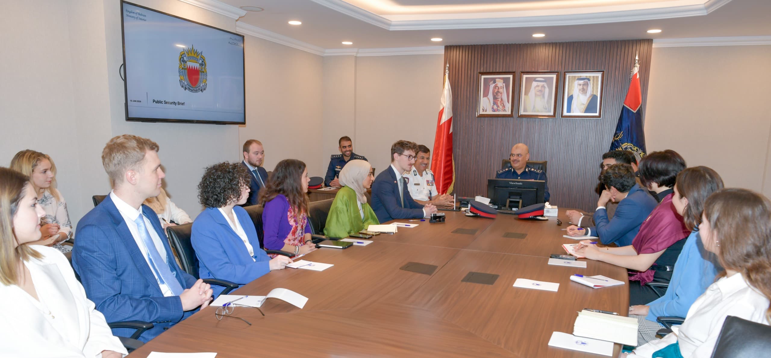 رئيس الأمن العام يستقبل وفدًا طلابيًا من جامعة أوكسفورد وجامعة كينغز كولج وجامعة لندن للعلوم السياسية بالمملكة المتحدة<